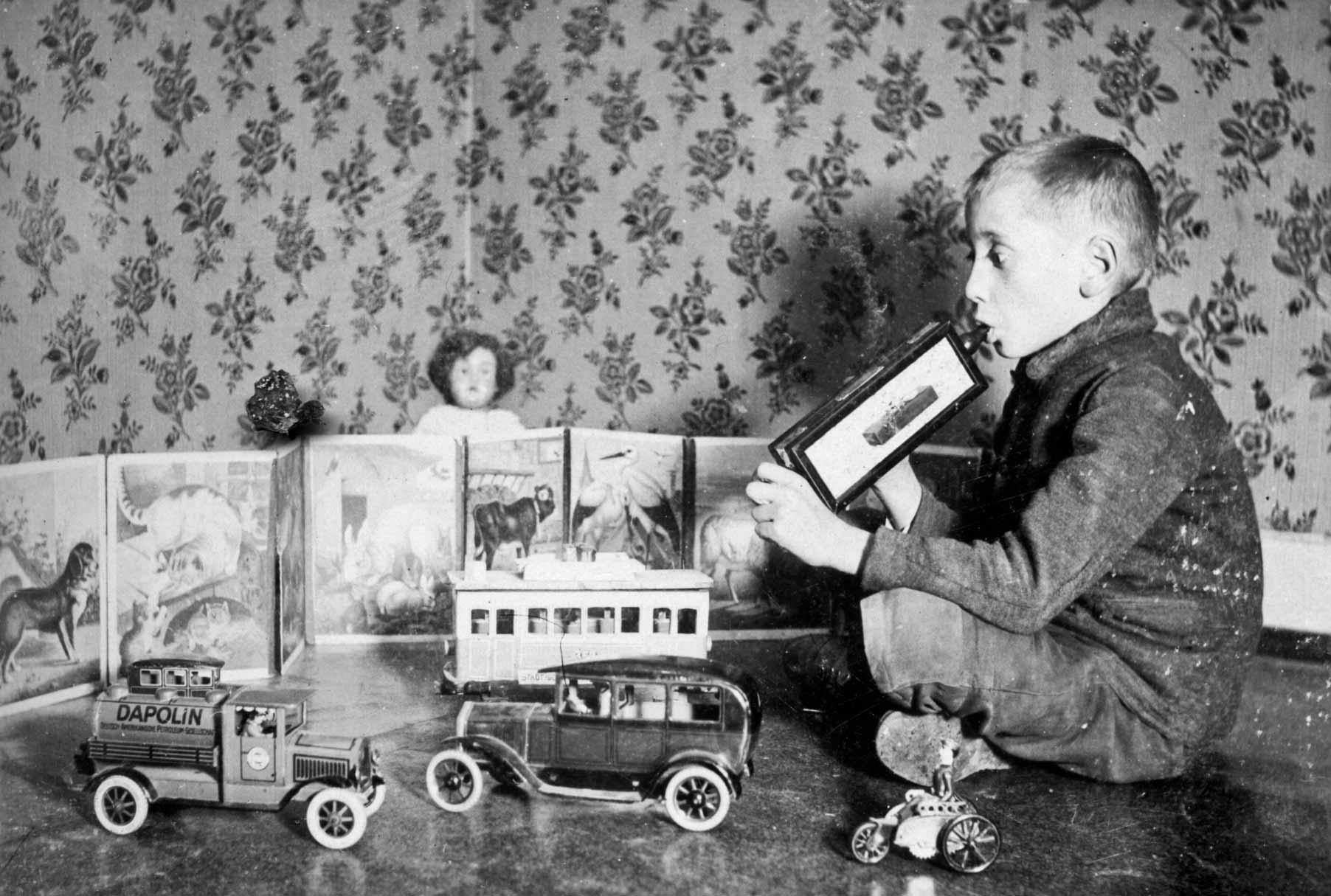 Wilhelm W. sortiert seine Spielsachen